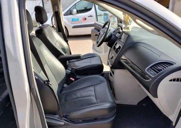Chrysler Town &amp; Country cena 54500 przebieg: 160000, rok produkcji 2013 z Tuliszków małe 232